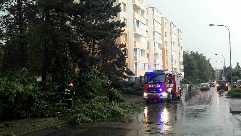 Hasiči vyjížděli na jižní Moravě v pondělí ke zhruba 270 výjezdům. Pomáhali likvidovat škody po bouřkách.