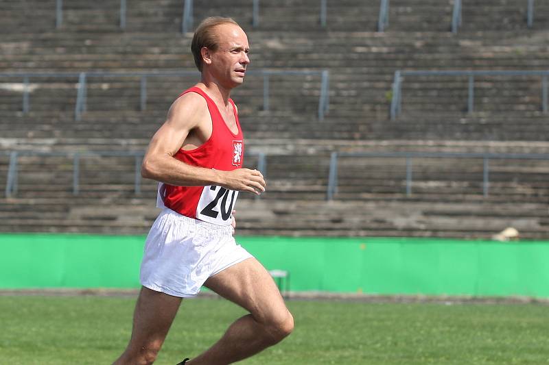 Natáčení filmu Zátopek na fotbalovém stadionu za Lužánkami.