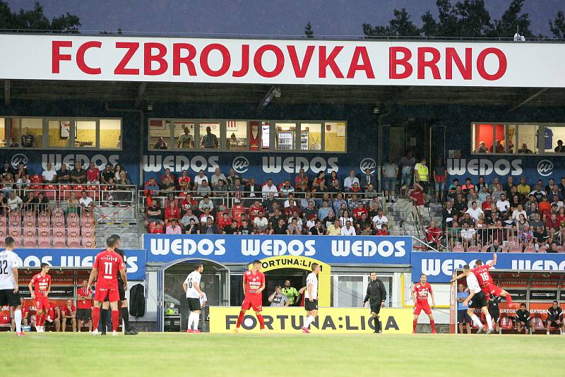 Domácí FC Zbrojovka Brno v červeném proti AC Sparta Praha.