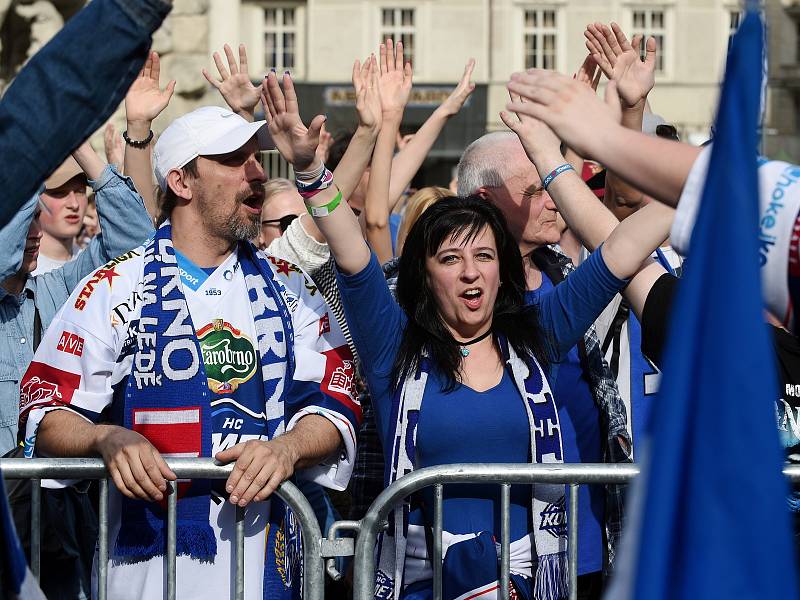 Sledování druhého finálového zápasu extraligy ledního hokeje na Zelném trhu mezi Kometou a Třincem.