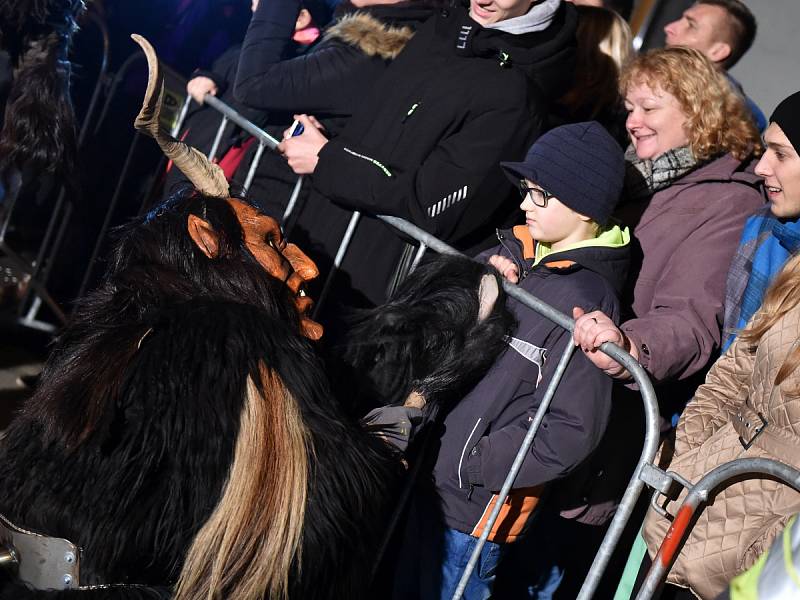 Křik dětí, řinčení zvonců a chlupaté postavy s hrozivými maskami a rohy. Židlochovicemi na Brněnsku se v sobotu večer proháněla osmdesátka rakouských čertů, takzvaných krampusů.