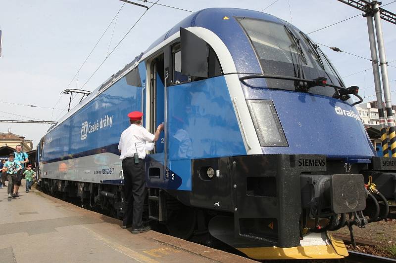 České dráhy poprvé vypustily na trať své nové soupravy railjet, které spojí Prahu s Vídní. Zatím jen ve zkušebním provozu.