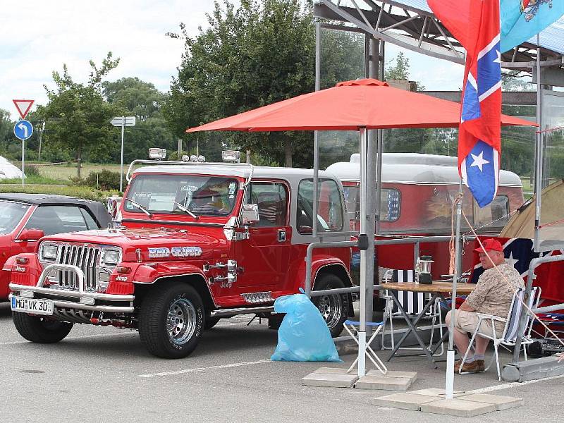 Parkoviště u modřického obchodního centra Olympia přivítalo první ze tří stovek amerických automobilových veteránů.