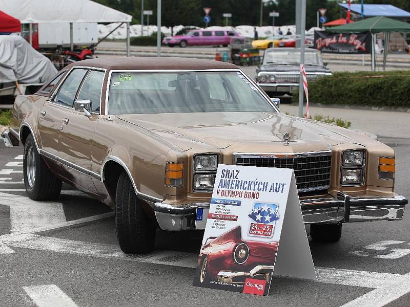 Parkoviště u modřického obchodního centra Olympia přivítalo první ze tří stovek amerických automobilových veteránů.