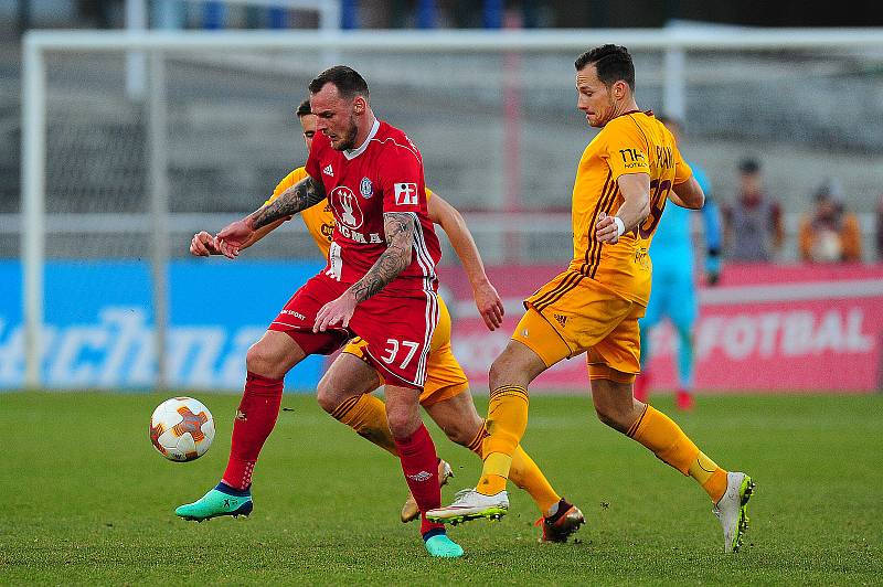 Fotbalové utkání HET ligy mezi celky FK Dukla Praha a SK Sigma Olomouc 30. března v Praze. Jakub Řezníček vs. Jakub Podaný.