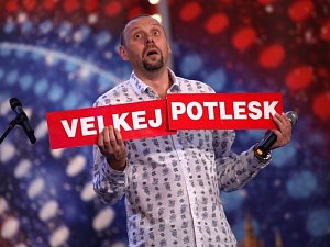 Moderátor Miloš Knor zájezdovou partičku Komici s.r.o. před lety založil a sám v ní účinkuje.