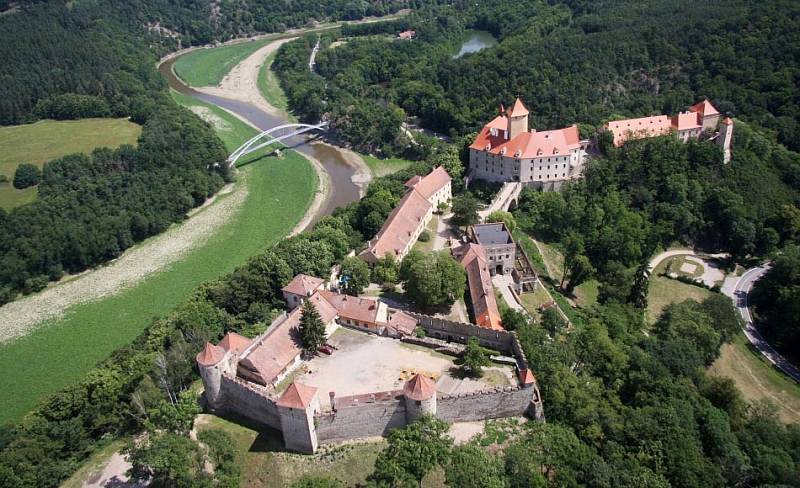 Stávající lávka pod hradem Veveří vyrostla v roce 2003.