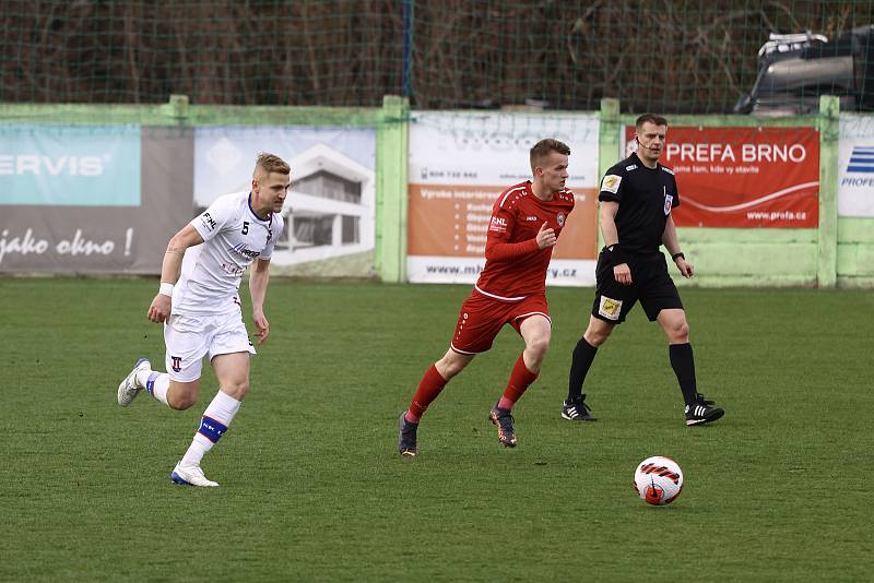 Líšeňští fotbalisté (v bílém) remizovali na domácím hřišti s Chrudimí 0:0.