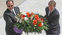 Několik stovek lidí se přišlo naposledy rozloučit s brněnskou spisovatelkou Simonou Monyovou. Lidé v obřadní síni brněnského krematoria uctili rakev s Monyovou desítkami květin.