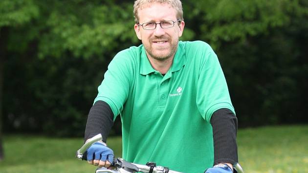 Martin Ander jezdí na kole často a rád. Cyklistům vzkazuje, že na odboru dopravy leží návrh na vytvoření cyklopruhů, které jim časem umožní jezdit na bicyklech až do centra.