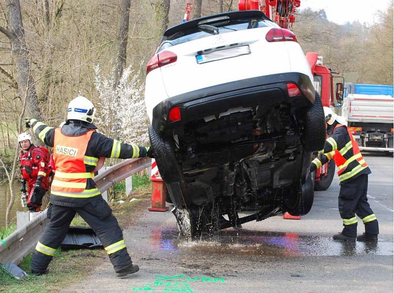 Auto sjelo do řeky Svratky a převrátilo se v ní na střechu.