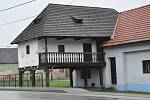 Památkově chráněná stavba v Sebranicích má nového majitele. Koupil ji umělecký kovář Radomír Bárta, který si chce v žondru zařídit svou galerii.