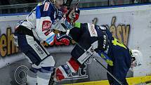 Hokejové utkání Tipsport extraligy v ledním hokeji mezi HC Dynamo Pardubice ( v modrém) HC Kometa Brno (v modrobílém) v pardudubické ČSOB pojišťovna ARENĚ.