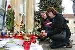 Žáci, studenti, kamarádi i učitelé zapalovali svíčky u obou škol, ve které studoval jeden ze zavražděných synů a také ke škole, kde učila zavražděná matka.