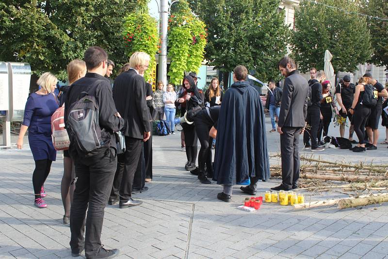 Členové hnutí Extinction Rebellion Brno v pondělí pořádali akci Pohřeb pro naše lesy.