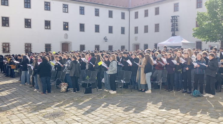 Song Brněnské borec zazpívalo na Špilberku přes 550 sboristů. 