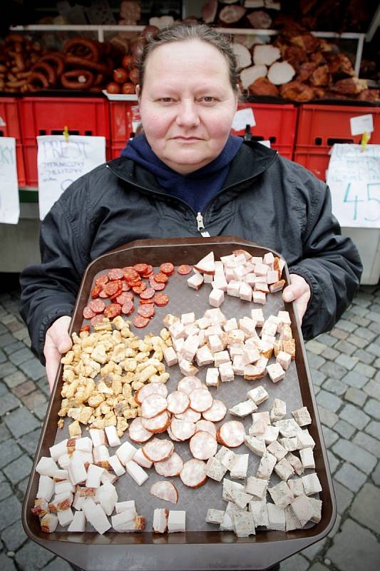 U brněnského nákupního centra Vaňkovka dostali lidé možnost zkusit libanonské, indické nebo vietnamské speciality. Trhy, které kromě zmíněných lákadel nabízí i další jídla a pochutiny, začaly v pátek v deset hodin ráno.