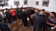Netradiční prohlídka vrátila v sobotu večer návštěvníky vládní vily v brněnských Pisárkách o sto let zpátky do minulosti. Řešili detektivní případ. 