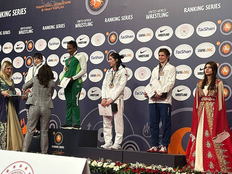 Česká zápasnice Adéla Hanzlíčková získala v Turecku bronz.