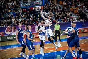 Brněnští basketbalisté (v bílém) prohráli ve čtvrtfinálové sérii s Děčínem i potřetí.