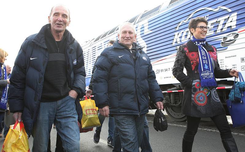 Odjezd fanoušků a hokejistů Komety Brno Kometa expresem od DRFG Areny do Prahy k zápasu se Spartou.