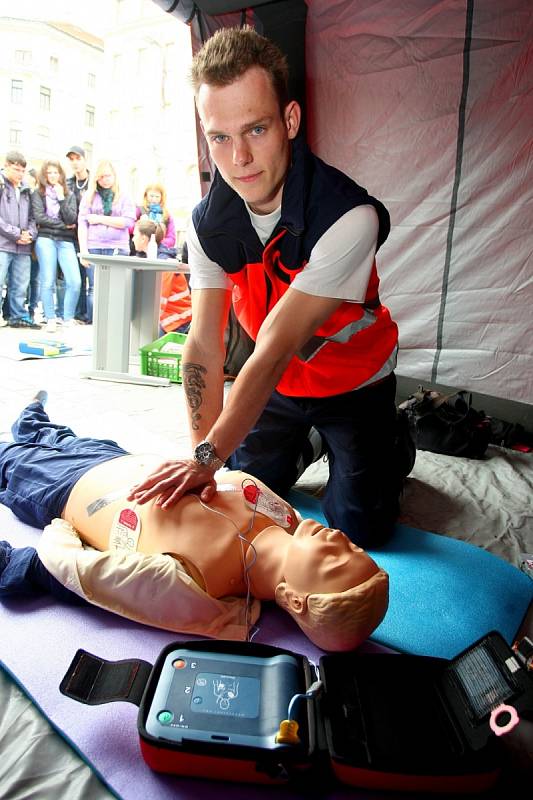 Defibrilátor může při zástavě srdce zachránit lidský život.