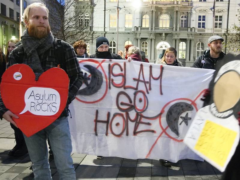 Demonstrace za přijetí syrských uprchlíků do České republiky.