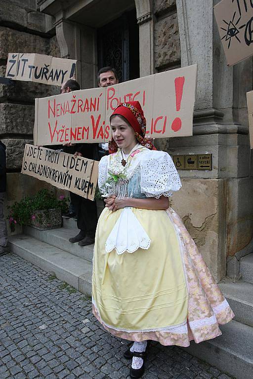 Protest lidí před budovou jihomoravského krajského úřadu v Brně.