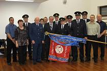Za svoji obětavou práci získali loni hasiči z Holásek vyšívanou stuhu k praporu hejtmana Jihomoravského kraje .  