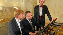 Druhý ročník programu Hudba a víno hostila v pátek večer valtická jízdárna. Své klavírní umění předvedli Ivo Kahánek a Igor Ardašev, zahrála také smyčcová kvarteta Čajkovského orchestru z Moskvy a České filharmonie. 