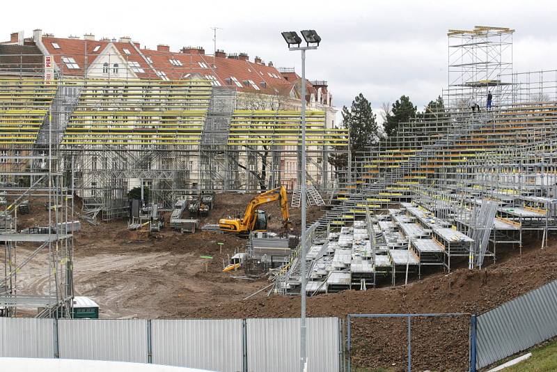 Výstavba tribun pro hokejové zápasy pod širým nebem.