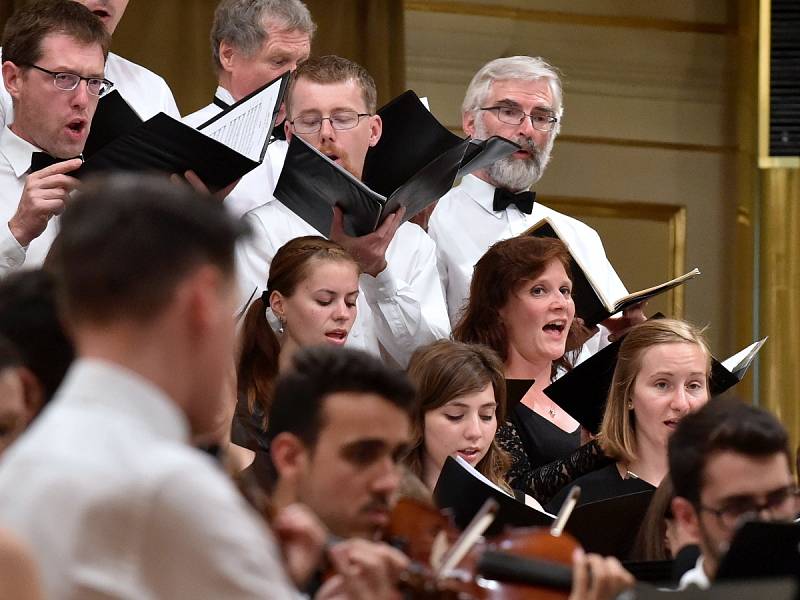 V sobotu večer rozezněly brněnský Besední dům melodie od Antonína Dvořáka. Asi padesátičlennému publiku je tam zazpíval sbor mladých mediků a lékařů z celé Evropy. 