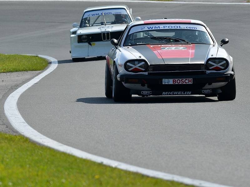 Brněnský závodník David Bečvář vybojoval druhé místo v jedné ze dvou víkendových jízd šampionátu HISTO-CUP na rakouském okruhu Salzburgring. Úspěšně tak představil nový motor Jaguaru XJS-HE.