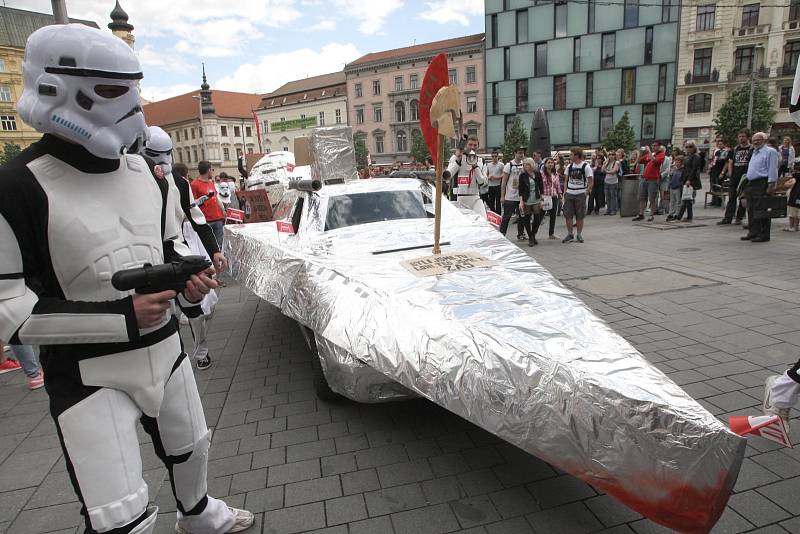 Máj padla, vstříc oslavám. Symbolické pořezání májky na náměstí Svobody předznamenalo festivalový den Brněnského Majálesu, který po poledni začal v areálu brněnského výstaviště.