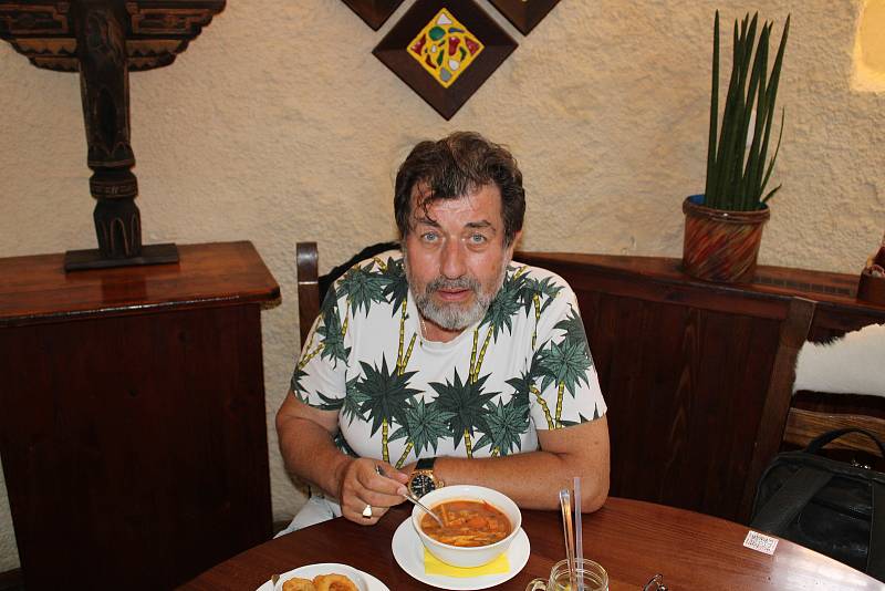 Brněnský herec Zdeněk Junák rád chodí do brněnské restaurace U Starýho Billa.
