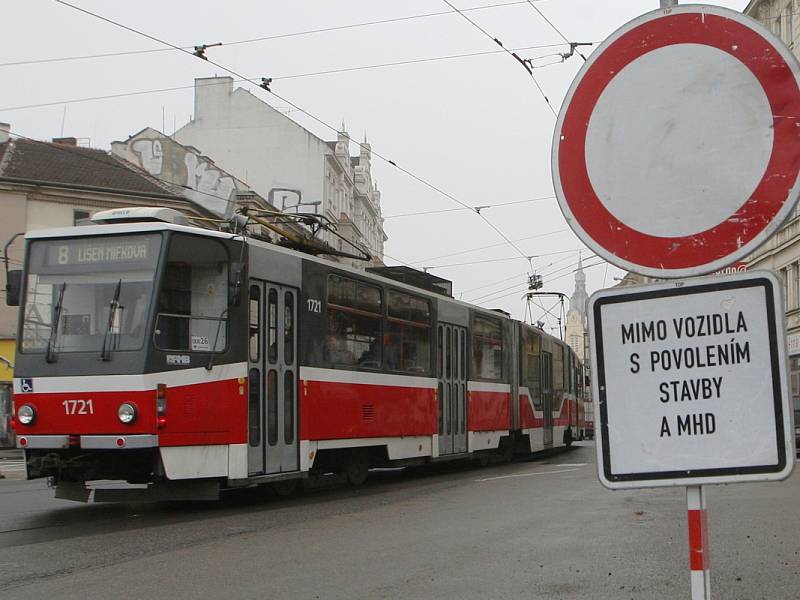 Oprava brněnské Křenové ulice skončí podle dopravního podniku dřív než posledního listopadu.