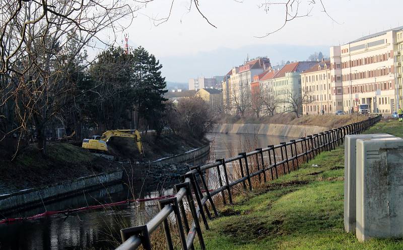 V pondělí představitelé Brna slavnostně zahájili výstavbu protipovodňových opatření v úseku mezi koupalištěm Riviéra a mostem v Uhelné ulici.