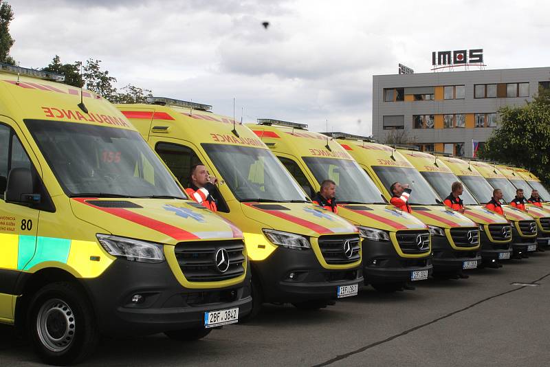 Devět sanitních vozů převzali záchranáři do svého autoparku.