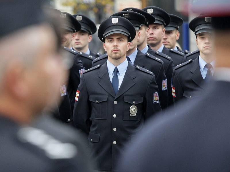 Nové kolegy ve svých řadách slavnostně uvítali jihomoravští policisté. V pátek po poledni složilo na náměstí Svobody v Brně před hosty i svými rodinami služební slib jedenapadesát nových členů.