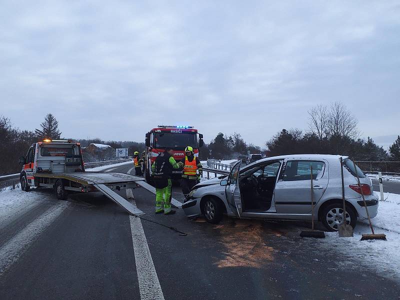 Sobotní ranní nehoda osobního auta u Omic na Brněnsku.