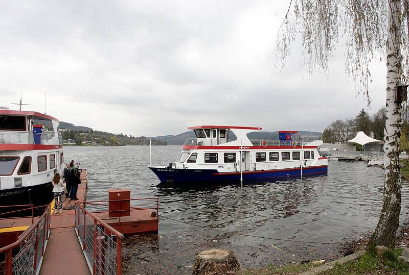 Dopravní podnik města Brna po zimě spustil na hladinu Brněnské přehrady dvě lodě.
