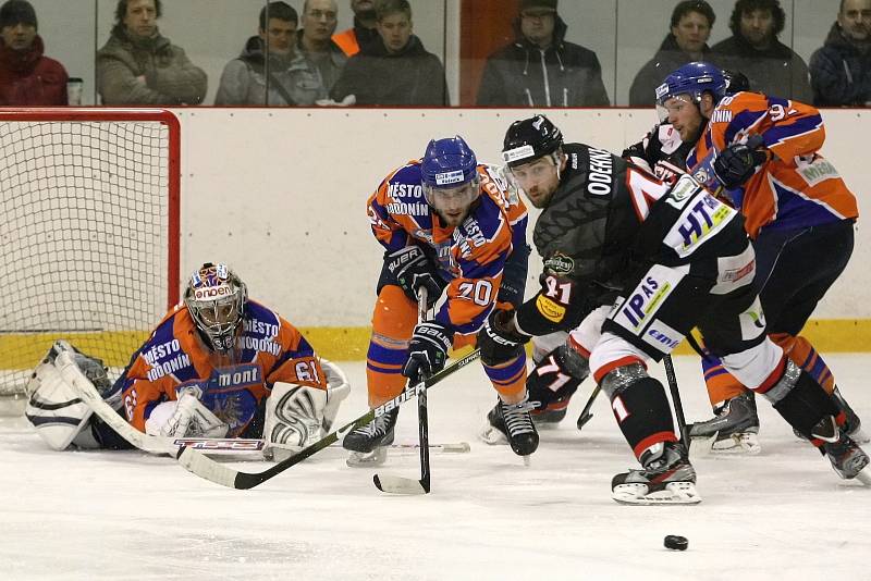 Hokejisté brněnské Techniky (v černém) nevstřelili ani jeden gól a po porážce 0:3 umožnili Hodonínu vrátit rozhodující duel série za stavu 2:2 na zápasy na domácí led.