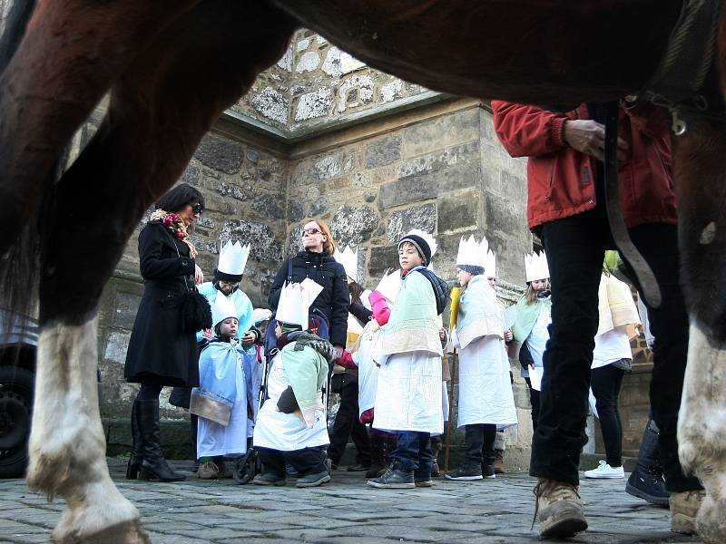 Tři králové vyrazili na hnědácích na podporu charitativní sbírky.