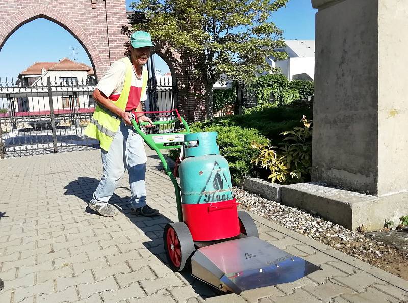 Břeclavská radnice se pustila do boje proti plevelu. Novým přístrojem.