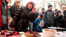 Aktivisté v centru Brna postavili stánek s prodejem vánočních psů. Protestovali tím proti krutému zacházení s kapry. 