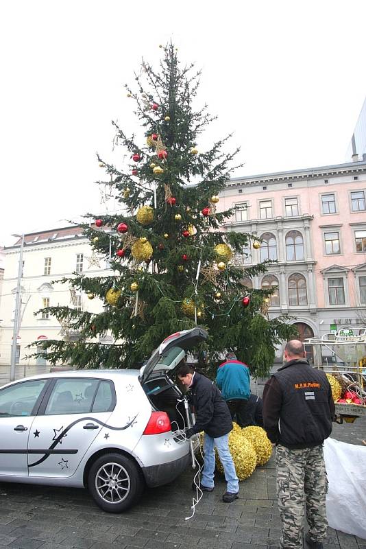 Vánoční strom na náměstí Svobody v Brně přišel  své ozdoby. 