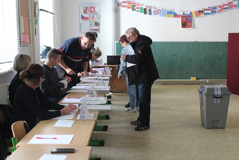 Hned po otevření začaly do místností proudit první voliči - Brno.