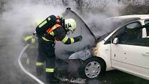 Řidič, který vyrazil v úterý ráno směrem na Kroměříž, skončil pouze za Brnem. Na dvě stě šestém kilometru dánice D1 jeho auto začalo hořet. Oheň celé vozidlo zničil. Příčinou byla technická porucha na autě.