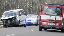 Silný vítr lámal stromy u silnice mezi Valtrovicemi a Křidlůvkami. Na projíždějící dodávku Peugeot jeden ze stromů spadnul. 