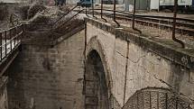 Zbytky nejstaršího železničního viaduktu v Brně.